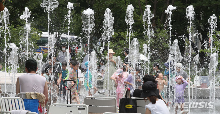 [서울=뉴시스] 김명원 기자 = 전국 대부분 지역의 체감온도가 35도 이상으로 오르며 찜통더위가 이어졌던 지난해 8월6일 서울 종로구 광화문광장 분수대에서 시민들과 어린이들이 물놀이를 하며 더위를 식히는 모습. 2023.08.06. kmx1105@newsis.com