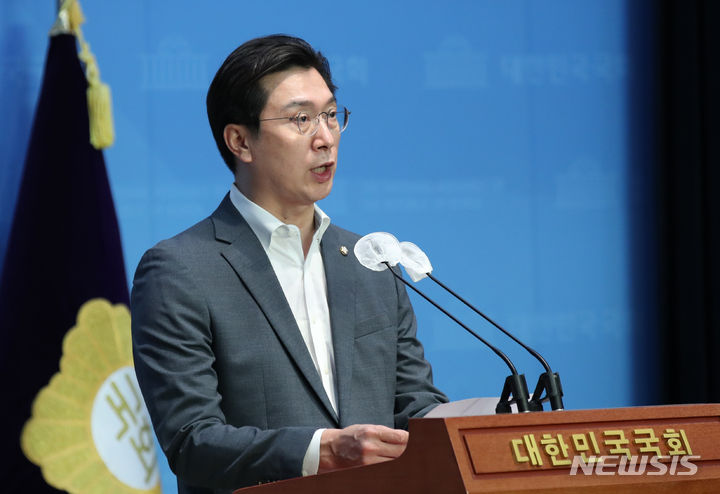 [서울=뉴시스] 고범준 기자 = 강민국 국민의힘 수석대변인이 지난 8월6일 오후 서울 여의도 국회 소통관에서 박광온 더불어민주당 원내대표 취임100일 관련 등 브리핑을 하고 있다. 2023.08.06. bjko@newsis.com