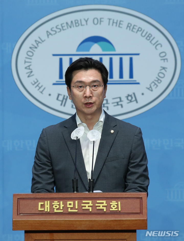 [서울=뉴시스] 고범준 기자 = 강민국 국민의힘 수석대변인이 6일 오후 서울 여의도 국회 소통관에서 박광온 더불어민주당 원내대표 취임100일 관련 등 브리핑을 하고 있다. 2023.08.06. bjko@newsis.com