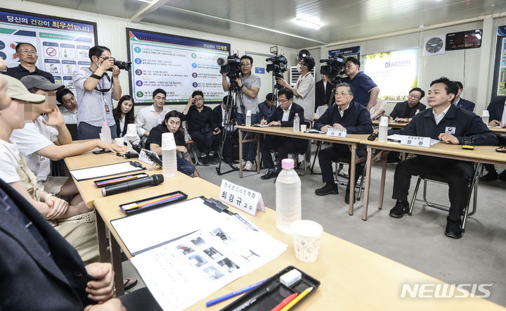[양주=뉴시스] 김근수 기자 = 이한준 한국토지주택공사 사장이 6일 경기 양주시 LH 무량판 아파트 보강공사 현장점검을 마치고 열린 간담회에서 인사말을 하고 있다. 2023.08.06. ks@newsis.com