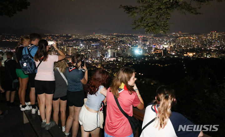 [서울=뉴시스] 황준선 기자 = 2023 새만금 세계스카우트잼버리에서 조기퇴영한 영국 스카우트 대표단이 6일 오후 서울 용산구 남산을 찾아 야경을 관람하고 있다. 2023.08.06. hwang@newsis.com