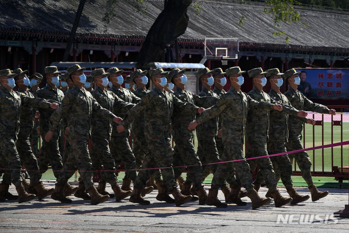 [베이징=AP/뉴시스]2022년 10월16일 중국 베이징에서 열린 중국 공산당 제20차 전국대표대회 개막식에서 인민해방군(PLA) 병사들이 행진하고 있다. 중국이 대만 공격을 위한 인민해방군(PLA)의 준비와 대만 통일을 위해 필요하다면 목숨을 바치겠다고 다짐하는 군인들을 보여주는 새 다큐멘터리를 공개했다. 2023.08.07.