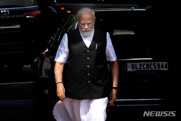 [뉴델리(인도)=AP/뉴시스]나렌드라 모디 인도 총리가 지난 7월20일 인도 의회의 몬순 회기 개막에 맞춰 의회에 도착하고 있다. 그는 힌두 민족주의 성향이 강한 인도인민당(BJP)이 집권한 북동부 마니푸르주에서 벌어지고 있는 최악의 인종 폭력에 대한 오랜 침묵으로 불신임 투표에 직면했다. 2025.02.10. 