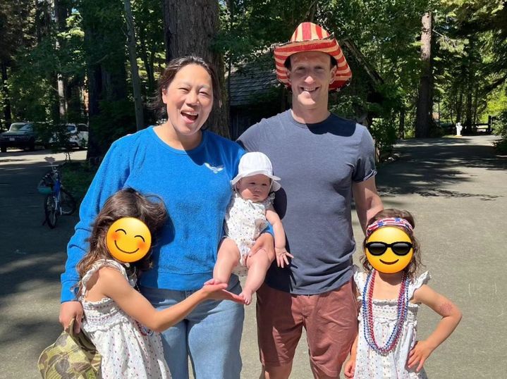 페이스북의 창업자 마크 저커버그는 지난달 4일 자신의 인스타그램에 두 딸의 얼굴을 이모티콘으로 가린 가족사진을 올렸다.(출처 : 마크 저커버그 인스타그램) *재판매 및 DB 금지