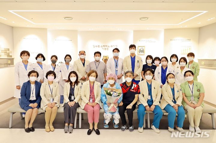 [서울=뉴시스]가톨릭대학교 은평성모병원 최승혜 병원장을 비롯한 주요 보직자와 ‘김수환 추기경 기념’ 장기이식병원 의료진이 뇌사 공여자 로봇 신장이식 수술을 받은 환자와 함께 퇴원 기념사진을 촬영하고 있다. (사진= 은평성모병원 제공) 2023.08.07. photo@newsis.com. 