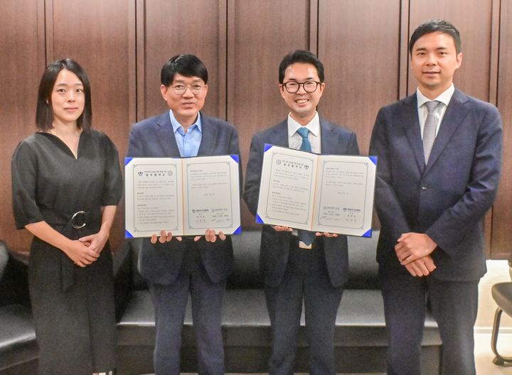 [제주=뉴시스] 제주도기자협회와 법무법인 오션이 7일 기자 권익 보호를 위한 업무 협약을 체결한 가운데 좌동철(왼쪽 두 번째) 제주도기자협회장과 추새아(왼쪽 첫 번째) 변호사, 고경남 변호사(왼쪽 세 번째), 오군성 변호사가 기념 촬영을 하고 있다. (사진=제주도기자협회 제공) 2023.08.07. photo@newsis.com *재판매 및 DB 금지