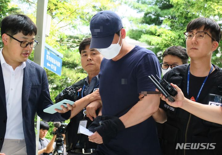 [인천=뉴시스] 김동영 기자 = 온라인 커뮤니티를 통해 인천 부평구 로데오거리에서 “여성 10명을 살해하겠다”는 취지의 살인 예고글을 올린 40대 남성이 7일 오후 미추홀구 인천지법에 구속 전 피의자 심문(영장실질심사)을 받기 위해 이동하고 있다. 2023.08.07. dy0121@newsis.com 