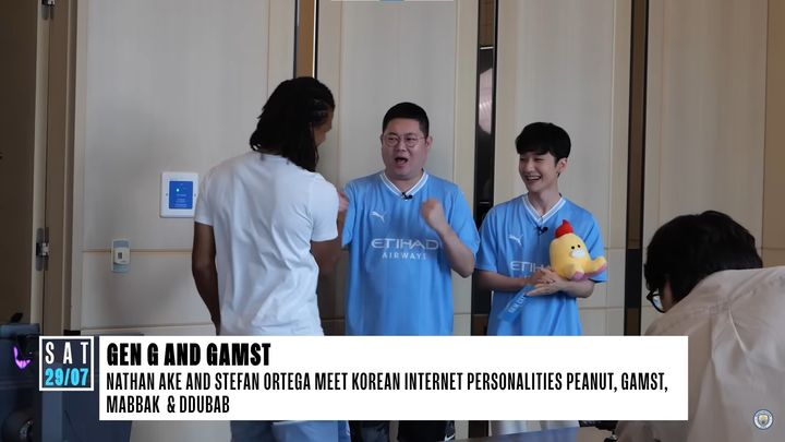 [서율=뉴시스]지난 3일 잉글랜드 프리미어리그 소속 맨시티의 수비수 네이선 아케(28)과 인터넷 방송인 감스트, E스포츠 구단 '젠지'의 피넛이 만나 인사를 나누고 있다. (사진=유튜브 'Man city' 캡처) 2023.8.07 photo@newsis.com *재판매 및 DB 금지