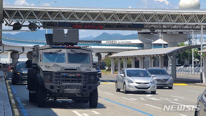 [부산=뉴시스] 권태완 기자 = 부산 강서구 김해공항 국제선 입구 앞에 부산경찰청 특공대 차량이 배치돼 있다. 2023.08.07. kwon97@newsis.com