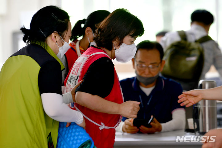 [광주=뉴시스] 이영주 기자 = 7일 오전 광주 광산구 광주시립정신병원에서 열린 광주 지역 49개 시민 단체의 병원 규탄 기자회견 도중 단식 투쟁에 참여하고 있는 조합원이 동료들의 부축을 받고 있다. 2023.08.07. leeyj2578@newsis.com