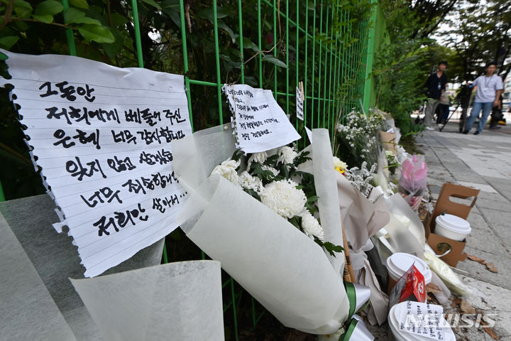 [성남=뉴시스] 김종택 기자 = 지난 7일 경기도 성남시 분당구 서현역 인근 사건현장에 '서현역 흉기 난동' 피해자 이모 씨(64)를 추모하는 추모글과 꽃다발이 놓여있다. 이씨는 지난 3일 서현역 인근에서 피의자 최모 씨가 몬 차량에 치여 뇌사 상태에 빠졌고 6일 오전 2시경 끝내 병원에서 사망했다. 2023.08.07. jtk@newsis.com