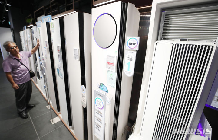 [서울=뉴시스] 김진아 기자 = 7일 서울 시내 한 가전제품 매장에 전시된 에어컨. 2023.08.07. bluesoda@newsis.com