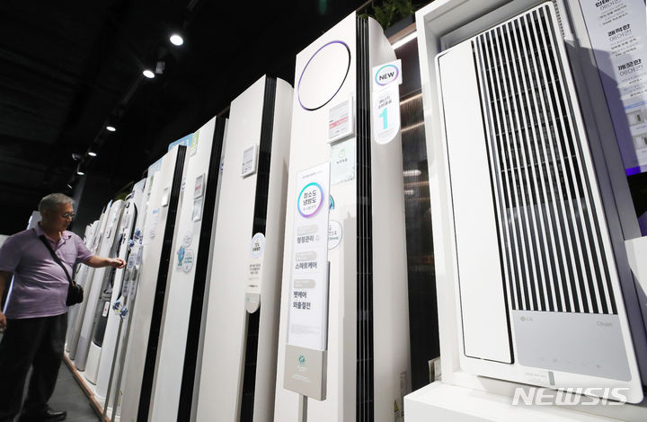 [서울=뉴시스] 김진아 기자 = 서울 시내 한 가전제품 매장에 전시된 에어컨. 2023.08.07. bluesoda@newsis.com