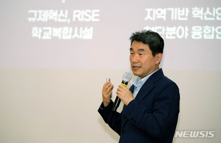 [무안=뉴시스] 이주호 사회부총리 겸 교육부장관이 지난 8월7일 전남도청 왕인실에서 'RISE-글로컬대학, 유보통합, 늘봄학교 등 교육개혁 전반'에 대한 주제로 교육개혁 특강을 하는 모습. (사진=전라남도 제공) 2023.11.13. photo@newsis.com *재판매 및 DB 금지