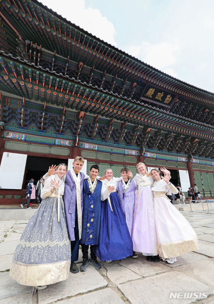 [서울=뉴시스] 권창회 기자 = 2023 새만금 세계스카우트잼버리에서 조기퇴영한 영국 스카우트 대원들이 7일 오전 서울 종로구 경복궁에서 한복을 입고 관광을 하고 있다. 2023.08.07. kch0523@newsis.com