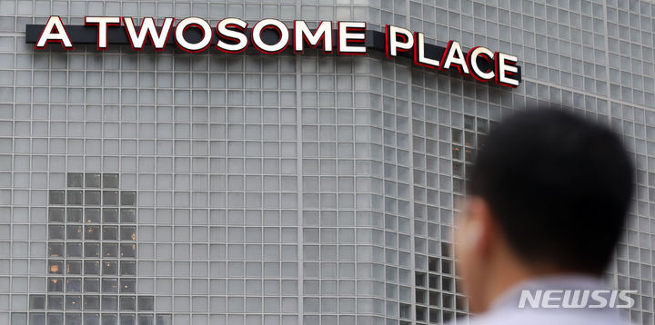 [서울=뉴시스] 김선웅 기자 =&nbsp; 7일 서울 시내 투썸플레이스 매장의 모습. 2023.08.07. mangusta@newsis.com