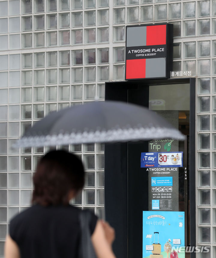 [서울=뉴시스] 김선웅 기자 =&nbsp; 7일 서울 시내 투썸플레이스 매장의 모습. 2023.08.07. mangusta@newsis.com