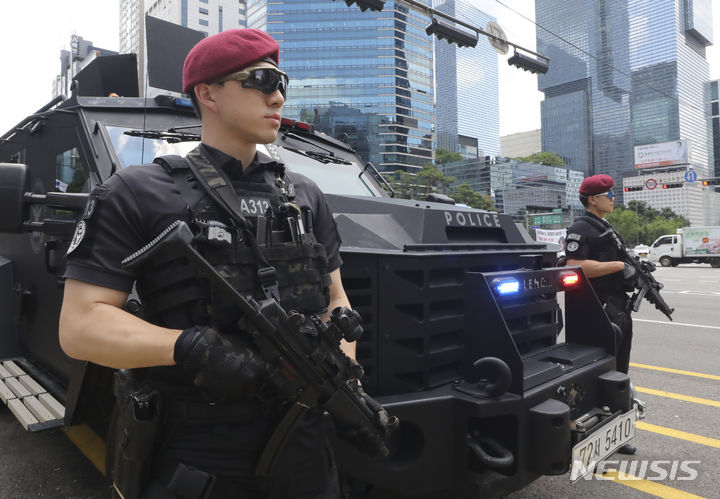 [서울=뉴시스] 김근수 기자 = '묻지마 칼부림' 사건 발생으로 시민들의 불안감이 커지고 있는 7일 서울 강남구 강남역 인근에서 무장한 경찰특공대 대원들이 순찰을 하고 있다. 2023.08.07. ks@newsis.com