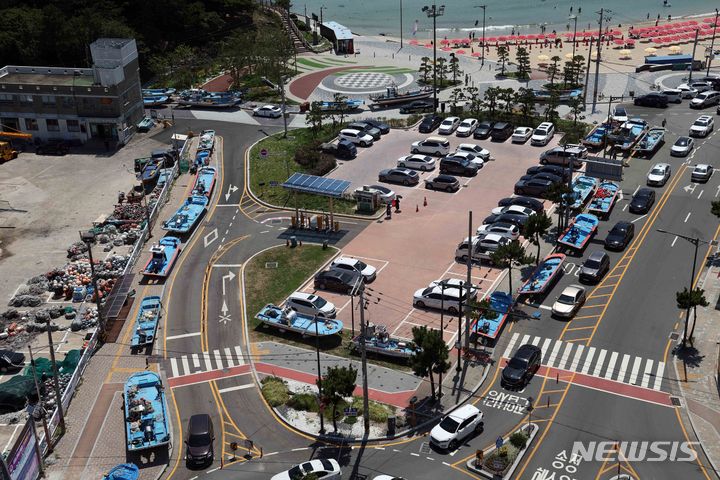 [부산=뉴시스] 하경민 기자 = 제6호 태풍 '카눈' 북상 소식이 전해진 7일 부산 해운대구 송정해수욕장 인근 어촌계 도로에 소형 어선들이 미리 대피해 있다. 2023.08.07. yulnetphoto@newsis.com