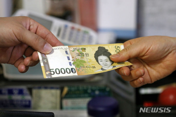 [서울=뉴시스] 조성우 기자 = 코로나19 팬데믹 시기에 주춤했던 5만원권 지폐 환수율이 역대 최고치를 기록했다. 한국은행의 화폐 수급 동향 자료에 따르면 올해 상반기 5만원권 발행액 대비 환수율은 77.8%로 상반기 기준 역대 최고치다. 7일 서울 시내 한 식당에서 고객이 현금으로 계산하고 있다. 2023.08.07. xconfind@newsis.com