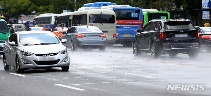 [서울=뉴시스] 김선웅 기자 = 무더운 날씨가 이어진 7일 서울 세종대로에 설치된 쿨링로드에서 지면온도를 낮추기 위해 물이 분사되고 있다. 2023.08.07. mangusta@newsis.com