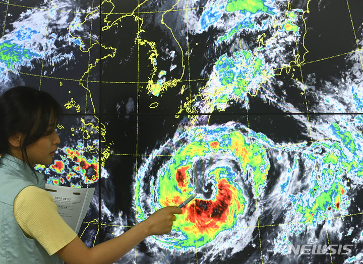 [수원=뉴시스] 김종택 기자 = 제6호 태풍 카눈이 한반도로 북상하고 있는 7일 오후 경기도 수원시 권선구 수도권기상청에서 예보관이 태풍의 이동경로를 분석하고 있다. 2023.08.07. jtk@newsis.com