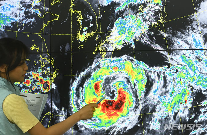 [수원=뉴시스] 김종택 기자 = 제6호 태풍 카눈이 한반도로 북상하고 있는 7일 오후 경기도 수원시 권선구 수도권기상청에서 예보관이 태풍의 이동경로를 분석하고 있다. 2023.08.07. jtk@newsis.com