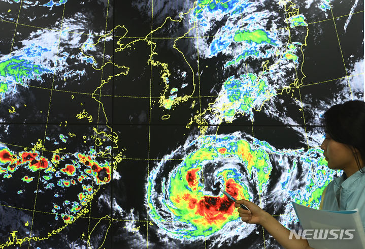 [수원=뉴시스] 김종택 기자 = 제6호 태풍 카눈이 한반도로 북상하고 있는 7일 오후 경기도 수원시 권선구 수도권기상청에서 예보관이 태풍의 이동경로를 분석하고 있다. 2023.08.07. jtk@newsis.com