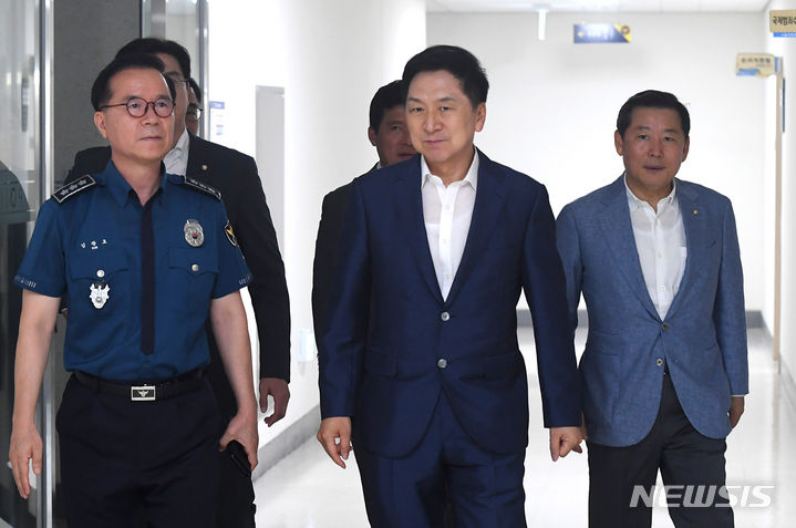 [서울=뉴시스] 국회사진기자단 = 김기현(가운데) 국민의힘 대표와 김광호 서울경찰장장이 7일 오후 서울 마포구 서울경찰청 강력범죄수사대에서 열린 '해결사! 김기현이 간다-강력범죄대책 마련 현장방문'에 참석하고 있다. 2023.08.07. photo@newsis.com