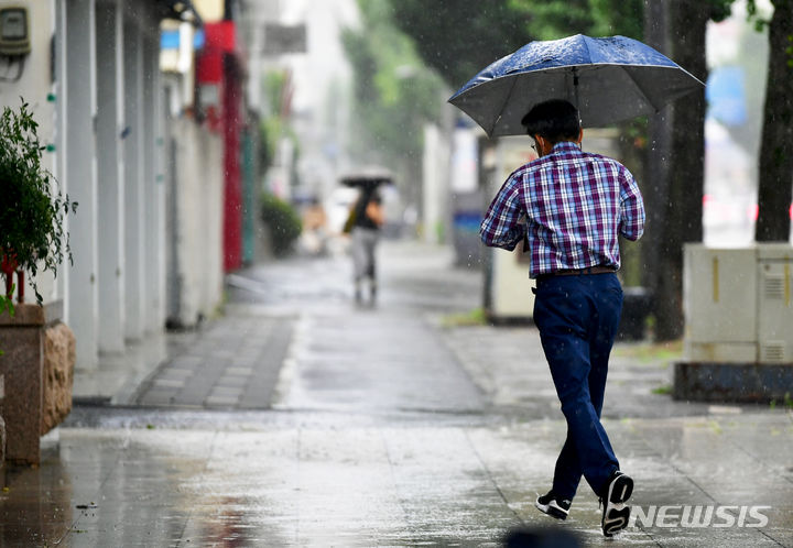 [광주=뉴시스] 이영주 기자 = 일요일인 20일은 전국 곳곳에 돌풍과 함께 천둥·번개를 동반한 강한 소나기가 내리겠다. 또 체감온도가 33도 이상으로 오르는 무더운 날씨는 계속되겠다. 사진은 지난 5일 오후 광주 북구 중흥동에서 시민들이 소나기를 피해 발검음을 재촉하고 있는 모습. 2023.08.07. leeyj2578@newsis.com