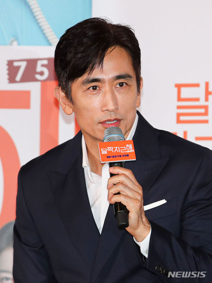 [서울=뉴시스] 권창회 기자 = 배우 차인표가 7일 오후 서울 용산구 용산CGV에서 열린 영화 '달짝지근해:7510' 시사회 및 간담회에서 인사말을 하고 있다. 2023.08.07. kch0523@newsis.com