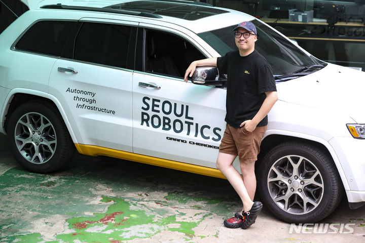 [서울=뉴시스] 김근수 기자 = 이한빈 자율주행 스타트업 서울로보틱스 대표가 9일 서울 서초구 서울로보틱스 본사에서 뉴시스와 인터뷰를 마치고 자율주행 차량에서 기념촬영을 하고 있다. 2023.08.09. ks@newsis.com