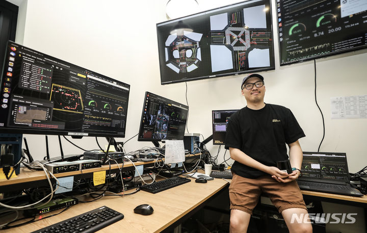 [서울=뉴시스] 김근수 기자 = 이한빈 자율주행 스타트업 서울로보틱스 대표가 9일 서울 서초구 서울로보틱스 본사에서 뉴시스와 인터뷰를 마치고 자율주행 연구소에서 포즈를 취하고 있다. 2023.08.09. ks@newsis.com