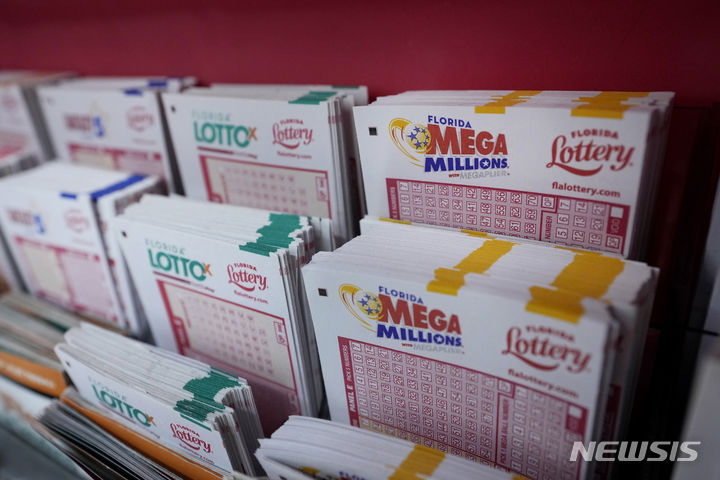 [애틀란타=AP/뉴시스] 미국의 복권 메가 밀리언스(Mega Millions)의 역대 최대 당첨금인 15억8000만 달러에 당첨된 복권이 플로리다에서 나왔다고 미국 CNN이 8일(현지시간) 전했다. 사진은 판매대에 있는 메가 밀리언스 추첨 용지. 2023.08.09.