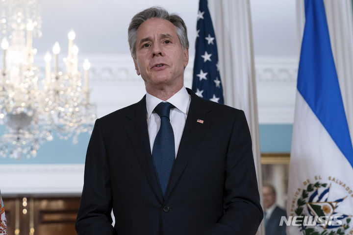 [워싱턴=AP/뉴시스]토니 블링컨 미 국무장관이 지난 7일 워싱턴 미 국무부에서 알렉산드라 힐 티노코 엘살바도르 외무장관과 회담 후 기자들에게 발언하고 있다. 그는 "바그너 그룹이 니제르에서 발생한 쿠데타와 그로 인한 불안정한 상황을 이용하고 있다"고 비판했다.