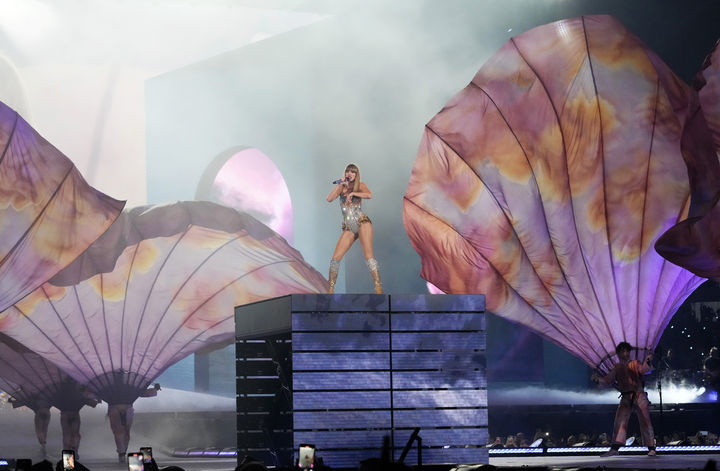 [서울=AP/뉴시스] 지난 8월7일 미국 로스앤젤레스 소파이 스타디움에서 열린 테일러 스위프트 '디 에라스 투어(The Eras Tour)' 콘서트 현장 