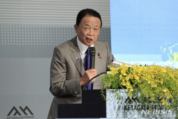 [타이베이=AP/뉴시스]아소 다로 일본 집권 자민당 부총재가 8일 대만 타이베이에서 열린 포럼에서 연설하고 있다. 2023.08.08.