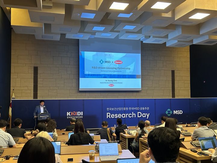 [서울=뉴시스] 황재희 기자 = 한미약품 최인영 상무가 8일 대한상공회의소에서 열린 리서치데이에서 발표를 하고 있다. 2023.08.08. photo@newsis.com *재판매 및 DB 금지