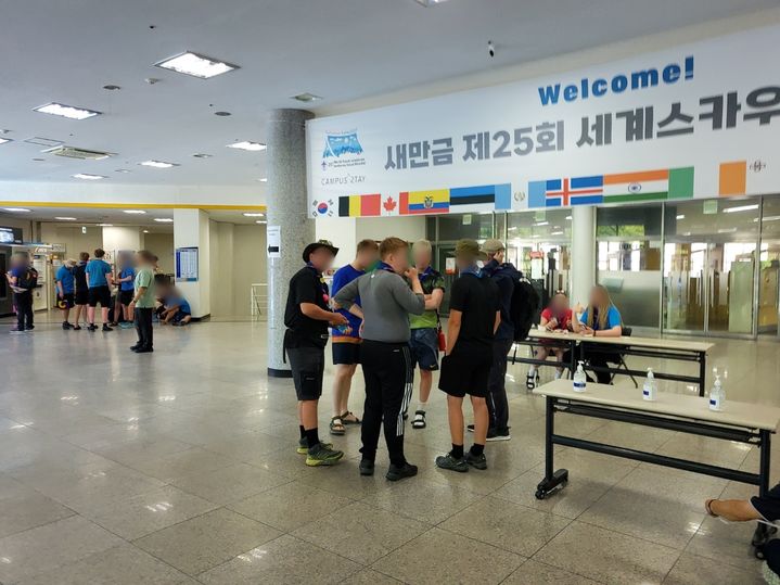 [수원=뉴시스] 이병희 기자 = 8일 경기 수원시 영통구 경기대학교 수원캠퍼스 기숙사를 찾은 잼버리 대원들이 1층 로비에서 대화를 나누고 있다. 2023.08.08. iambh@newsis.com *재판매 및 DB 금지