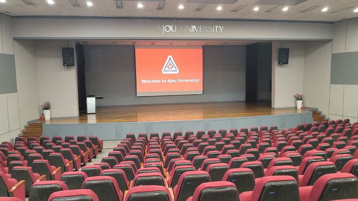 [수원=뉴시스] 박종대 기자 = 8일 오후 경기 수원시 영통구 아주대학교 율곡관 강당에 대학 관계자들이 잼버리 대원들의 기숙사 생활을 안내하기 위한 오리엔테이션을 준비하고 있다. 2023.08.08. pjd@newsis.com *재판매 및 DB 금지