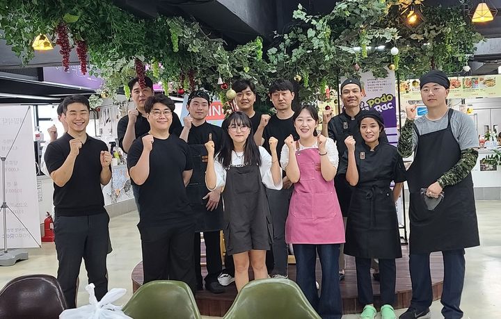 유튜버 '애정' 촬영팀 김천서 포도락 먹방 (사진=김천시 제공) *재판매 및 DB 금지