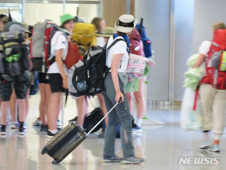 [인천=뉴시스] 김동영 기자 = ‘2023 새만금 세계스카우트잼버리’에서 조기 퇴영한 에스토니아 국적의 단원들이 8일 오후 인천 연수구 송도국제도시 연세대학교 국제캠퍼스에 도착해 기숙사로 이동하고 있다. 잼버리 참가자들은 제 6호 태풍 카눈의 한반도 상륙 소식에 예정보다 일찍 새만금 영지를 떠났다. 잼버리에 참가한 156개국 3만6000여명은 이날 오전부터 차례로 경기와 충청 등 8개 시·군으로 분산이동했다. 2023.08.08. dy0121@newsis.com