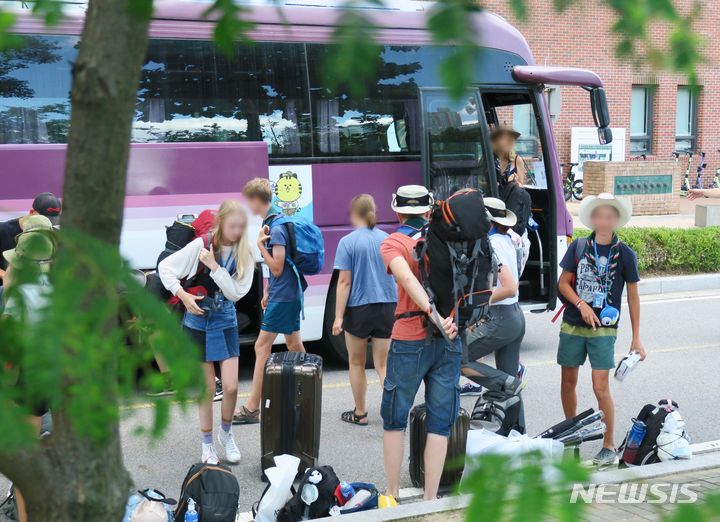 [인천=뉴시스] 김동영 기자 = ‘2023 새만금 세계스카우트잼버리’에서 조기 퇴영한 에스토니아 국적의 단원들이 8일 오후 인천 연수구 송도국제도시 연세대학교 국제캠퍼스에 도착해 기숙사로 이동하고 있다. 잼버리 참가자들은 제 6호 태풍 카눈의 한반도 상륙 소식에 예정보다 일찍 새만금 영지를 떠났다. 잼버리에 참가한 156개국 3만6000여명은 이날 오전부터 차례로 경기와 충청 등 8개 시·군으로 분산이동했다. 2023.08.08. dy0121@newsis.com 