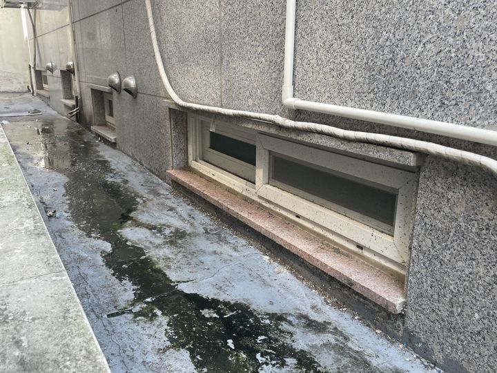 [서울=뉴시스] 임철휘 기자 = 8일 오전 서울 관악구 신림동의 한 빌라의 반지하 창문. 물차수판이 설치돼 있지 않은 모습. 2023.08.08. fe@newsis.com *재판매 및 DB 금지