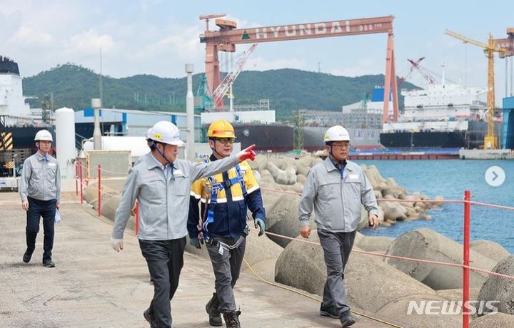 [서울=뉴시스]HD현대 권오갑 회장과 정기선 사장은 직접 태풍 대비현장 상황을 점검하고 직원들을 격려했다.(사진=HD현대 인스타그램)