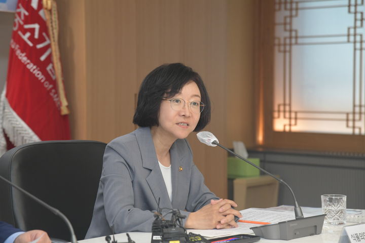 [서울=뉴시스] 지난 8월 8일 오유경 식품의약품안전처장은 서울 영등포구 중소기업중앙회에서 식의약 분야 중소기업인들과 만나 현장 애로에 대한 지원 방안을 적극적으로 검토하겠다고 밝혔다. (사진=식약처 제공) 2023.08.08. photo@newsis.com *재판매 및 DB 금지