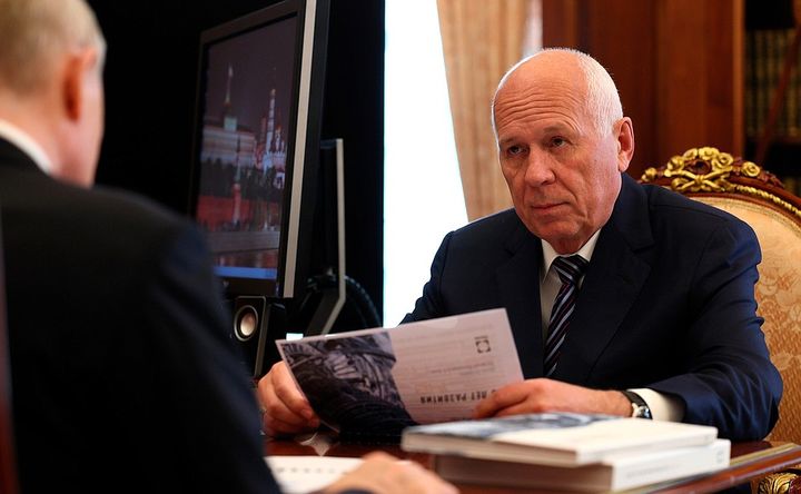 [서울=뉴시스] 러시아 국영 방산업체 로스테흐의 세르게이 체메조프 최고경영자(CEO)가 블라디미르 푸틴 러시아 대통령과 7일(현지시간) 러시아 크렘린궁에서 만나 전차와 자폭 무인기(드론) 등 최신형 무기 생산량을 늘리라는 주문을 받고 있다. (사진=러시아 크렘린궁 제공) 2023.08.08. photo@newsis.com *재판매 및 DB 금지