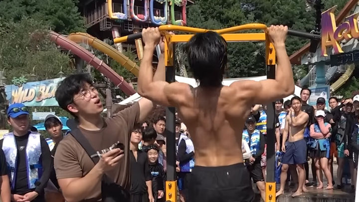 [서울=뉴시스]운동 유튜버 '지피티'는 지난 6일 '턱걸이 1개당 10,000원을 드립니다 (캐리비안베이)' 영상을 게재했다.(사진=지피티 유튜브 영상 캡처) 2023.08.08. photo@newsis.com *재판매 및 DB 금지