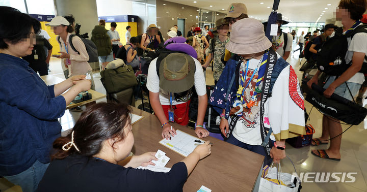 [인천=뉴시스] 김동영 기자 = ‘2023 새만금 세계스카우트잼버리’에서 조기 퇴영한 우크라이나 국적의 단원들이 8일 오후 인천 연수구 송도국제도시 연세대학교 국제캠퍼스에 도착해 객실카드 수령명단에 이름을 적고있다. 잼버리 참가자들은 제 6호 태풍 카눈의 한반도 상륙 소식에 예정보다 일찍 새만금 영지를 떠났다. 잼버리에 참가한 156개국 3만6000여명은 이날 오전부터 차례로 경기와 충청 등 8개 시·군으로 분산이동했다. (사진=한국사진기자협회 인천지부 제공) 2023.08.08. photo@newsis.com
