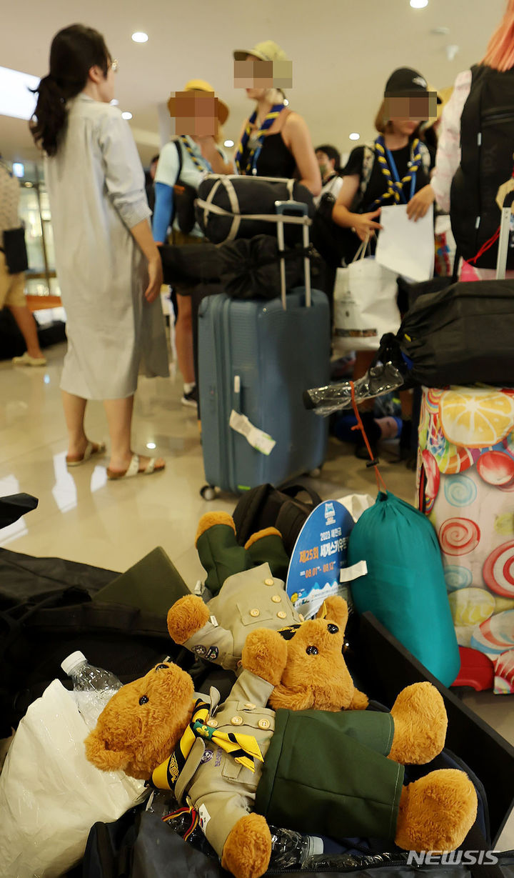 [인천=뉴시스] 김동영 기자 = ‘2023 새만금 세계스카우트잼버리’에서 조기 퇴영한 우크라이나 단원들이 8일 오후 인천 연수구 송도국제도시 연세대학교 국제캠퍼스에 도착해 기숙사로 들어가고 있다. 잼버리 참가자들은 제 6호 태풍 카눈의 한반도 상륙 소식에 예정보다 일찍 새만금 영지를 떠났다. 잼버리에 참가한 156개국 3만6000여명은 이날 오전부터 차례로 경기와 충청 등 8개 시·군으로 분산이동했다. (사진=한국사진기자협회 인천지부 제공) 2023.08.08. photo@newsis.com